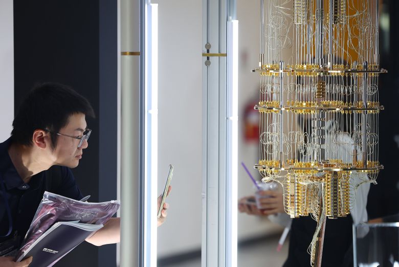 지난 24일 서울 서초구 aT센터에서 열린 '퀀텀 코리아 2025' 내 한국표준과학연구원 부스에서 관람객이 초전도 기반 50큐비트 양자컴퓨터 모형을 살펴보고 있다. 과학기술정보통신부와 퀀텀코리아2025조직위가 주최한 국내 대표 양자 기술행사인 퀀텀 코리아 2025는 26일까지 진행된다. /연합뉴스