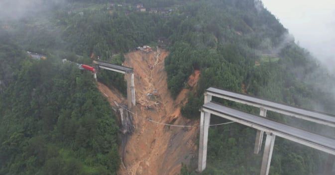 중국에서 산사태로 고속도로 다리가 끊어진 모습./ 구이저우일보
