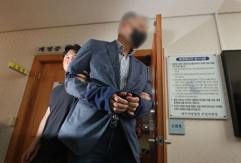 '경북 산불'을 낸 혐의를 받는 50대 성묘객 B씨가 지난 4월 24일 오후 대구지방법원 의성지원에서 열린 구속 전 피의자 심문을 마친 뒤 법정을 나서고 있다. /뉴스1