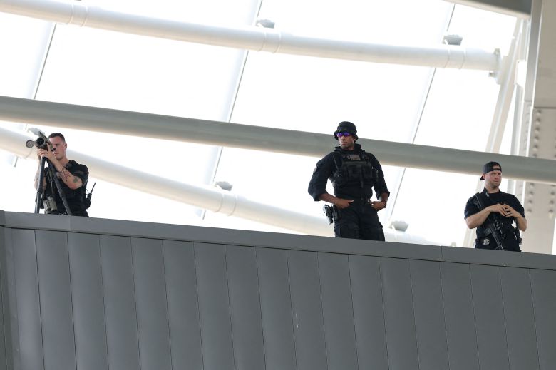 25일 JD밴스 미국 부통령이 미국 오하이오주 신시내티 TQL 스타디움에서 열린 2025 국제축구연맹(FIFA) 클럽 월드컵 울산 HD와 보루시아 도르트문트의 조별리그 경기를 관람하고 있다. 경기장 지붕에 배치된 저격수의 모습./ AFP 연합뉴스