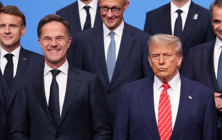 도널드 트럼프 미국 대통령(오른쪽)과 마크 뤼터 나토 사무총장. /로이터 연합뉴스