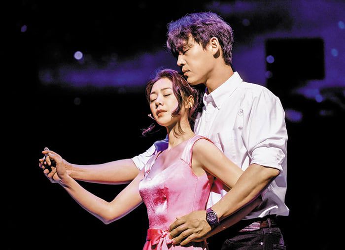 ‘프란체스카’(조정은·왼쪽)와 ‘로버트’가 두 번째 저녁 식사를 함께 한 뒤 춤추는 장면.