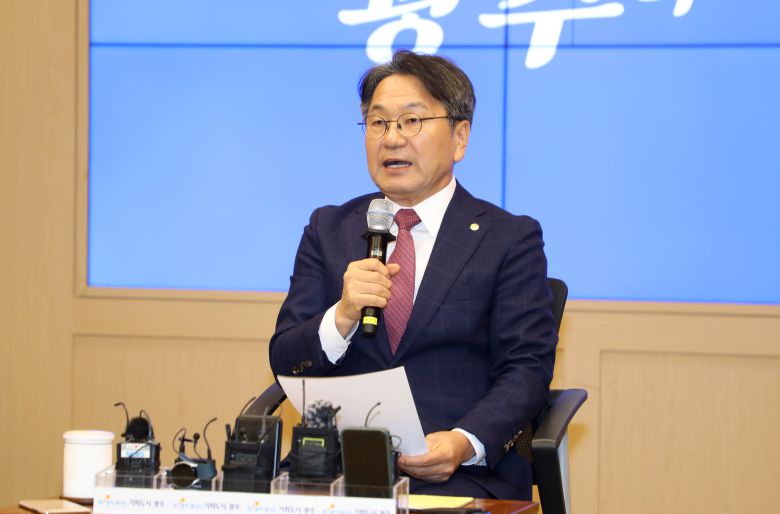 강기정 광주시장이 26일 광주시청 3층 비즈니스룸에서 열린 민선 8기 3주년 기자회견에서 발언하고 있다. /뉴스1