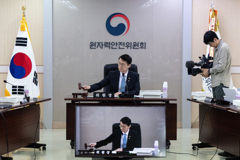 최원호 원자력안전위원회 위원장이 26일 오전 서울 중구 원자력안전위원회(원안위)에서 열린 제216회 전체회의를 주재하고 있다. 원안위는 이날 전체회의를 통해 고리 1호기 해체 승인(안)을 의결했다./뉴스1