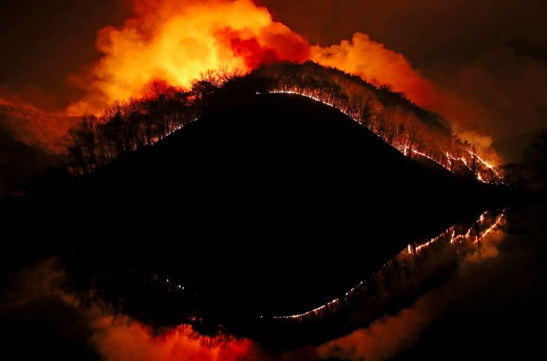 지난 3월23일 경북 의성군 의성읍 업리 동사곡지(저수지) 뒷산에 거대한 산불이 확산하고 있다. /뉴스1