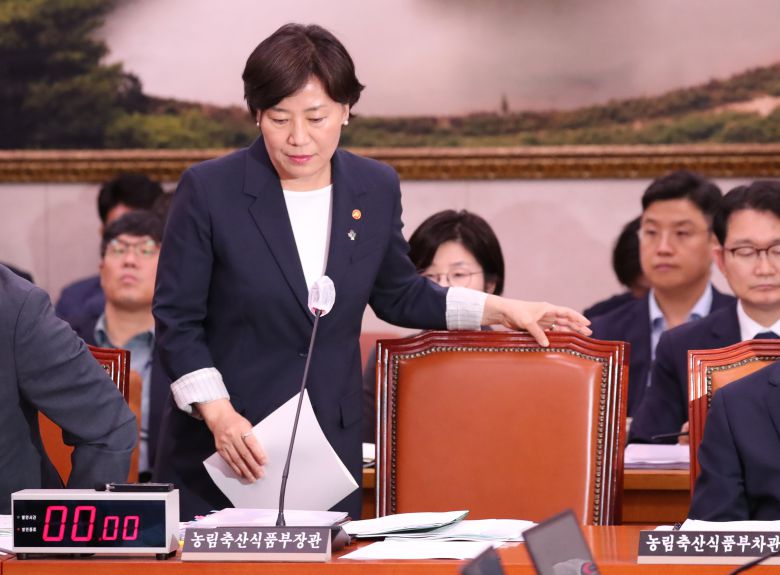 농해수위 전체 회의 출석 - 이재명 대통령이 윤석열 정부 장관임에도 유임 결정을 한 송미령 농림축산식품부 장관이 25일 국회 농림축산식품해양수산위원회 전체 회의에서 2차 추가경정예산 관련 제안 설명을 마친 뒤 자리에 앉고 있다. /남강호 기자