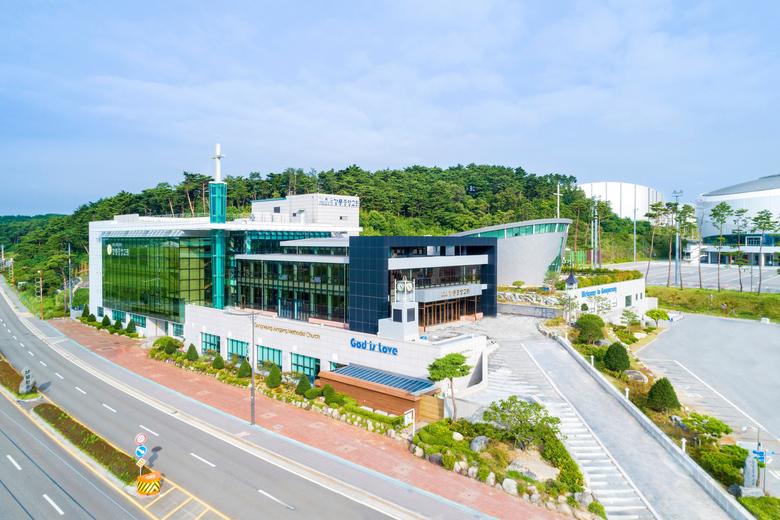 강릉중앙교회 전경. 지난 2009년 경포대 남쪽으로 옮겨 신축했다. 교회 오른쪽 뒤로 2018년 동계올림픽 때 사용된 시설이 보인다. /강릉중앙교회