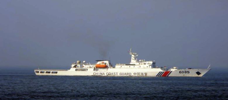 지난 2월 26일 한국 해양조사선 온누리호가 중국의 철제 구조물에 접근하자 출동한 중국 해경 함정 6305호. 중국은 함정 2척과 고무보트 3척을 동원해 온누리호의 항행을 방해했다. /해수부 유용원 의원실