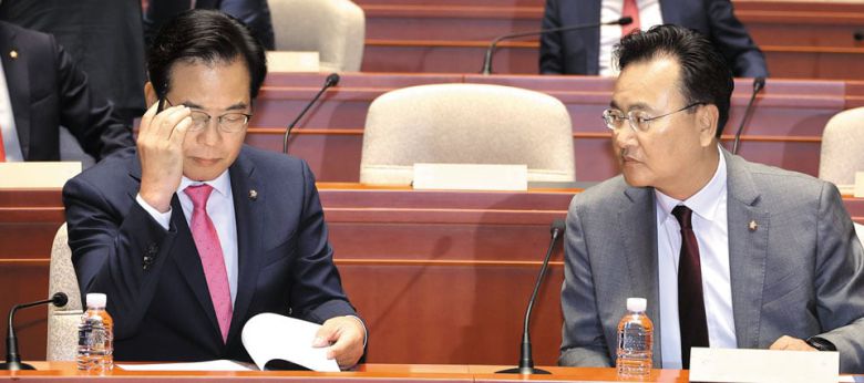 의총 참석한 野원내대표·수석부대표 - 국민의힘 송언석(왼쪽) 원내대표와 유상범 원내수석이 26일 서울 여의도 국회에서 열린 의원총회에 참석해 자리에 앉아있다. 송 원내대표는 이재명 대통령의 국회 시정연설을 앞두고 "부도덕한 김민석 총리 후보자 지명 철회가 최고의 협치 복원"이라고 말했다. /연합뉴스