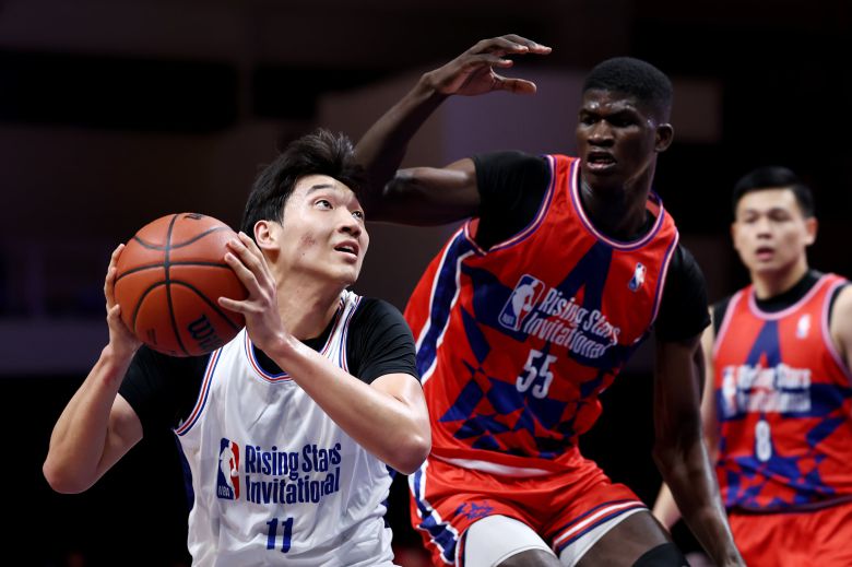 27일 싱가포르에서 열린 NBA 라이징스타 대회에서 용산고의 김민기가 필리핀의 210cm 센터 디아키테를 상대로 슛을 시도하고 있다. /NBA 아시아