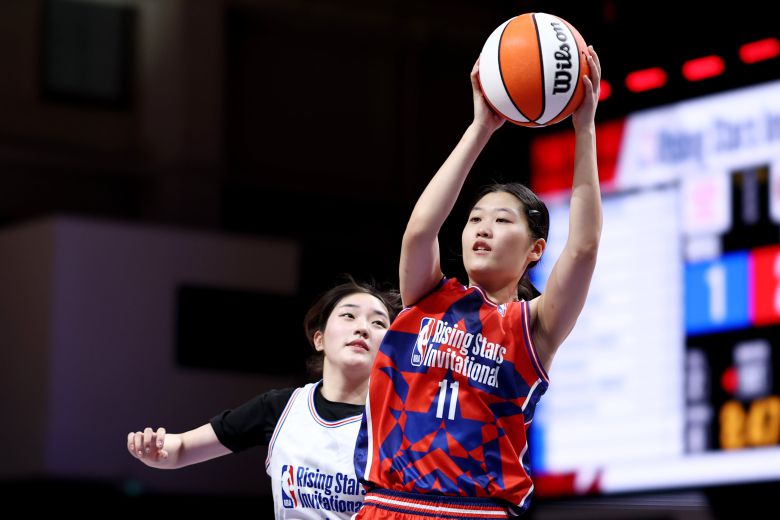 27일 싱가포르에서 열린 NBA 라이징스타 인비테이셔널 조별 예선 경기에서 온양여고의 황현정이 상대 수비를 따돌리고 있다. /NBA 아시아