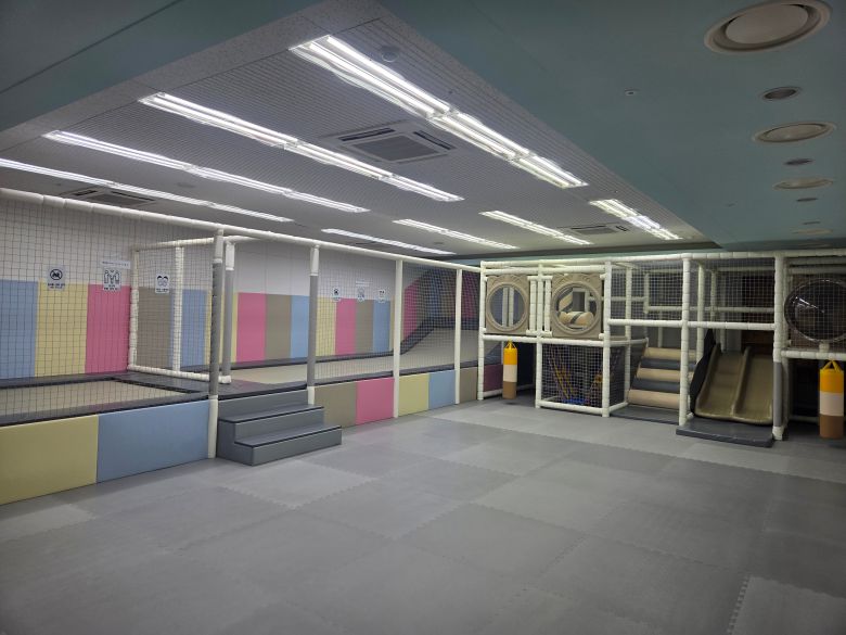 강릉중앙교회 교육관 내 어린이 놀이시설. 부모가 예배를 드리는 동안 자녀들이 놀 수 있도록 마련됐다. /김한수 기자