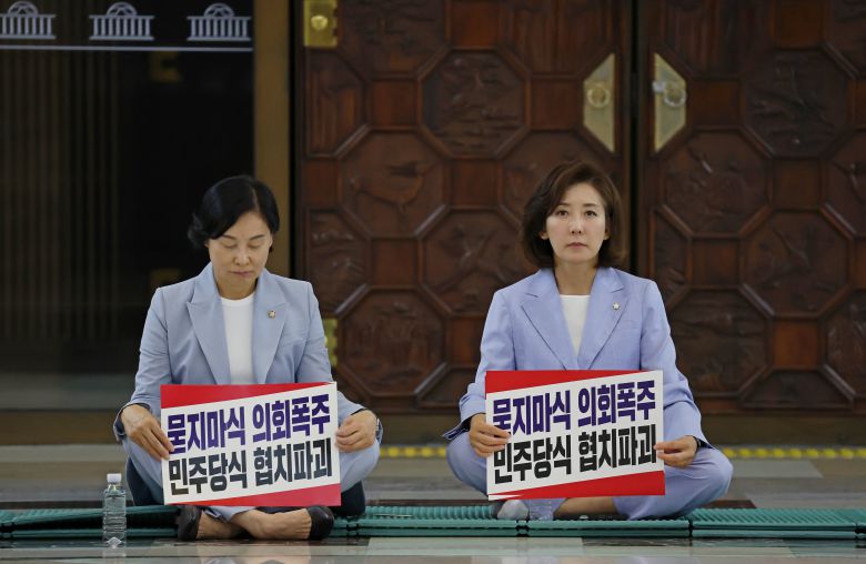 국민의힘 나경원(오른쪽), 서명옥 의원이 27일 국회 로텐더홀에서 김민석 국무총리 후보자의 지명 철회, 법제사법위원장 반환을 촉구하며 농성을 하고 있다. /남강호 기자