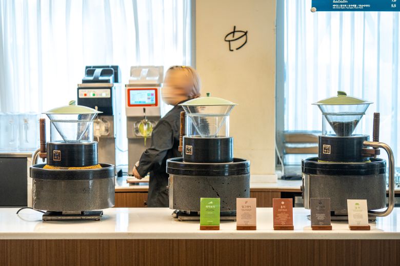 명동에 있는 한 말차 전문 카페. 매장 안 그라인더에서는 커피콩 대신 마른 찻잎이 갈리고 있었다. /김용재 영상미디어 기자