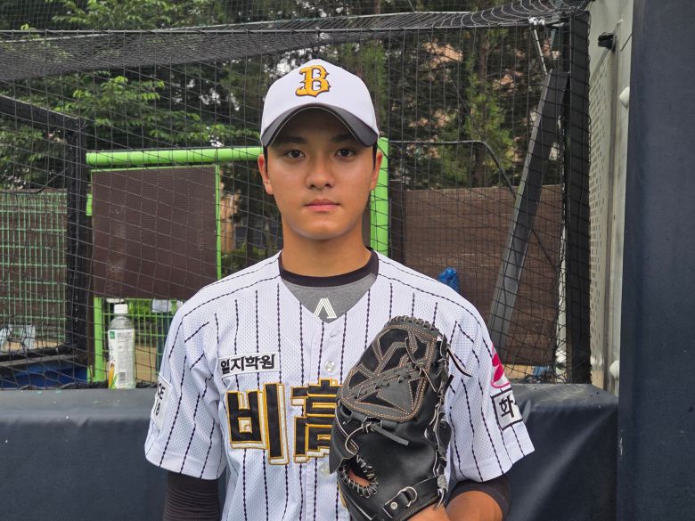 비봉고 선발투수 조우진. 조우진은 28일 서울 신월야구장에서 열린 제80회 청룡기 1회전 설악고를 상대로 6과 3분의 1이닝 동안 104구를 던지며 8피안타 2사사구 9탈삼진 2실점(1자책)을 기록했다. /양승수 기자