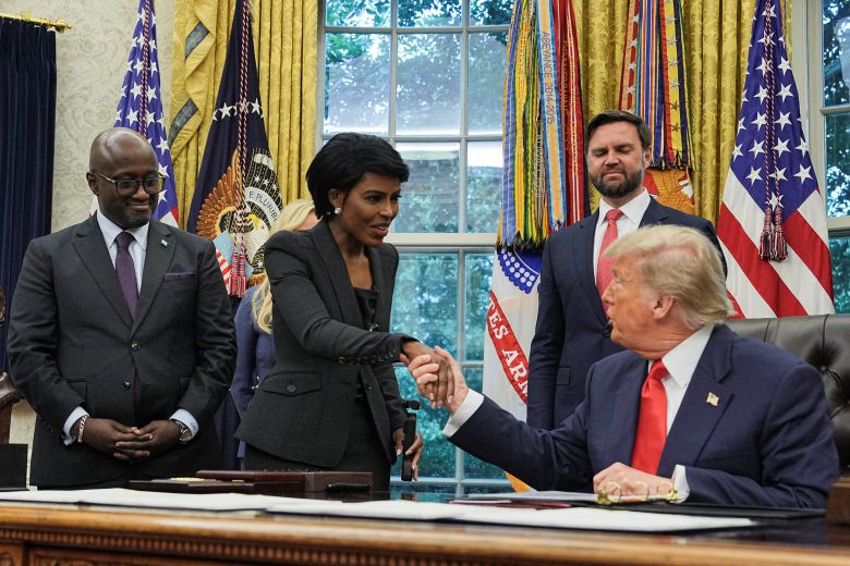 도널드 트럼프 미국 대통령(오른쪽)이 27일 백악관에서 콩고민주공화국(DRC) 출신 백악관 출입 기자인 하리아나 베라스와 악수를 하고 있다. /로이터 연합뉴스