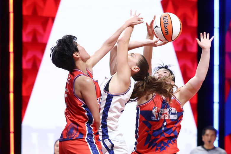 28일 싱가포르에서 열린 NBA 라이징스타 인비테이셔널 준결승에서 한국 선수들이 경기를 펼치고 있다 /NBA 아시아