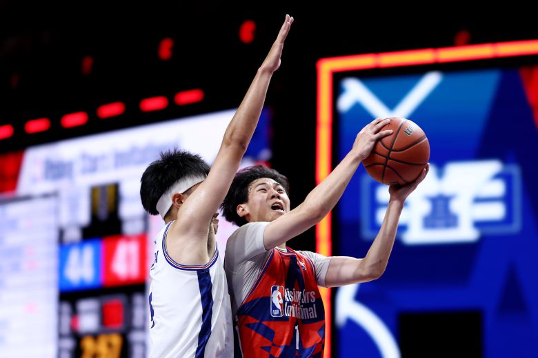 28일 싱가포르에서 열린 NBA 라이징스타 인비테이셔널 준결승에서 용산고의 곽건우가 상대 수비를 따돌리고 슛을 시도하고 있다. /NBA 아시아