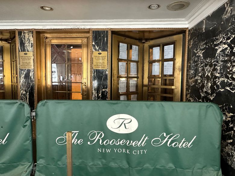 뉴욕 맨해튼 루스벨트 호텔 46번가 출입구. 26일 오후 찾은 이 호텔 출입구는 닫혀 있었고, 이곳에 머물던 난민을 더 이상 찾아볼 수 없었다./윤주헌 특파원
