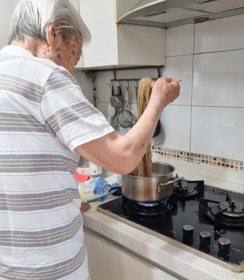 사위에게 냉면을 먹이려고 면을 삶는 장인어른.