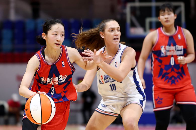 28일 싱가포르에서 열린 NBA 라이징스타 인비테이셔널 준결승에서 온양여고의 강주하가 드리블을 시도하고 있다. /NBA 아시아