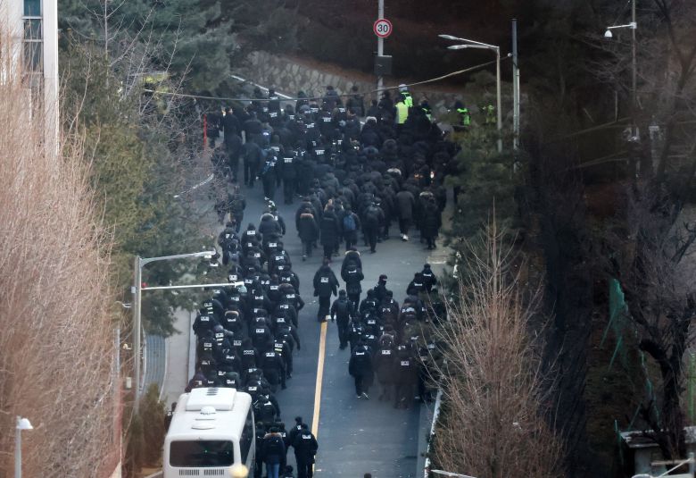 고위공직자범죄수사처와 경찰로 구성된 공조수사본부가 윤석열 당시 대통령에 대한 2차 체포영장 집행에 돌입한 1월 15일 오전, 공수처 수사관들과 경찰 인력이 서울 용산구 한남동 대통령 관저 정문을 통과하고 있다./뉴스1