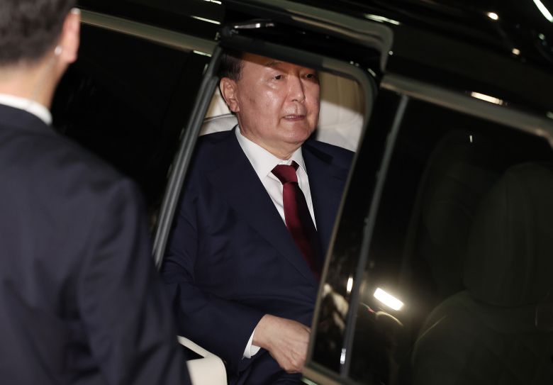 윤석열 전 대통령이 29일 새벽 서울 서초구 서울고등검찰청 청사에 마련된 내란특검 사무실에서 피의자 신분으로 조사를 마친 뒤 귀가하고 있다.  /남강호 기자