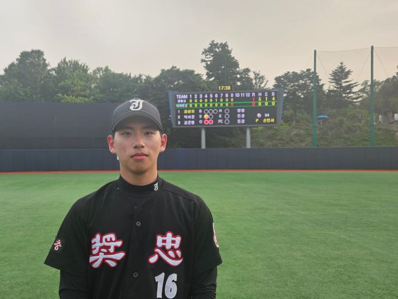 장충고 3학년 오른손 투수 손민서가 지난달 31일 서울 신월야구장에서 열린 2025 고교야구 주말리그 후반기 서울디자인고와의 경기에 선발 등판해 9이닝 동안 28타자를 상대하며 안타를 한 개도 내주지 않고 실점 없이 막는 노히트 노런 투구를 했다. 사사구도 내주지 않고, 야수 실책으로만 주자 1명을 내보냈다. 삼진은 10개 잡았다. /대한야구소프트볼협회