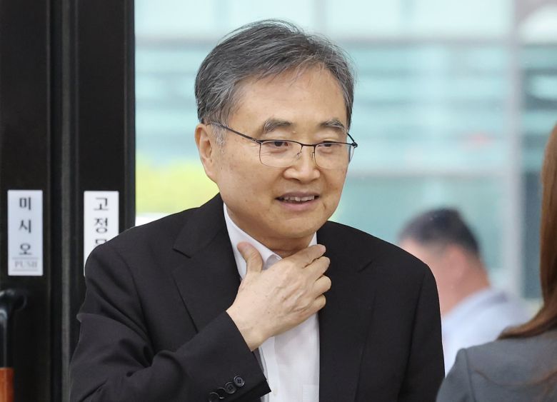 조현 외교부 장관 후보자가 지난 27일 오전 서울 종로구 대우빌딩에 마련된 인사청문회 준비 사무실로 출근하며 취재진의 질문에 답하고 있다./뉴스1