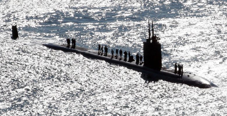 부산 해군작전사령부 부산작전기지에 미국 해군 로스엔젤레스급 원자력추진잠수함 컬럼비아함(USS Columbia, SSN-771)이 군수품 적재와 승조원 휴식을 위해 지난해 11월 18일 입항하는 모습. 길이 110m, 폭 10m, 배수량 6900톤급의 컬럼비아함이 한국을 방문한 것은 당시 처음이었다. /김동환 기자