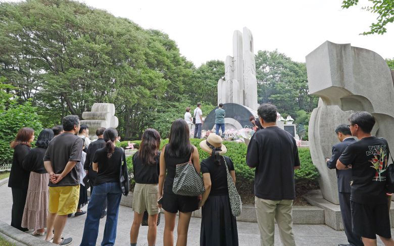 삼풍 백화점 붕괴 참사 30주기 추모식이 진행된 2025월 6월 29일 서울 서초구 매헌시민의 숲 삼풍참사위령탑에서 유가족들이 고인을 추모하기 위해 줄을 서고 있다. /장경식 기자