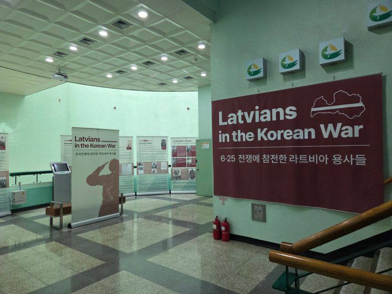 미군 소속으로 6·25에 참전했던 라트비아인들의 무공을 기리는 특별전시가 열린 자유수호평화박물관 2층 로비./정지섭 기자