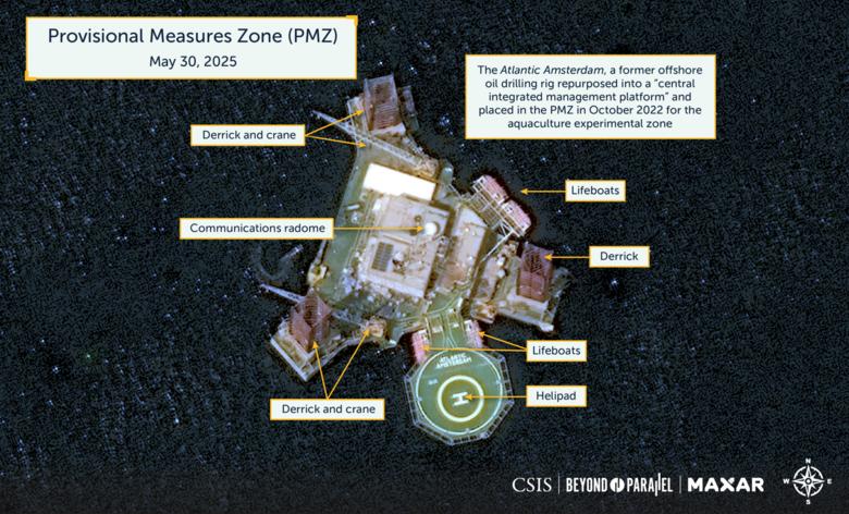 서해 잠정조치수역에 설치된 중국 고정 구조물의 위성 촬영 장면. 양식 시설인 '선란' 1,2호기를 관리하는 시설이라고 중국은 주장하고 있다. 석유 시추선을 개조한 것으로 부유 형태인 선란과 달리 해저에 3각 다리를 내린 고정 형태다. 본 위성사진은 조선일보가 CSIS 측과 협의해 게재한 것으로 그외 목적의 무단 전재 및 이미지 편집은 불가하다. /CSIS/Beyond Parallel/Maxar