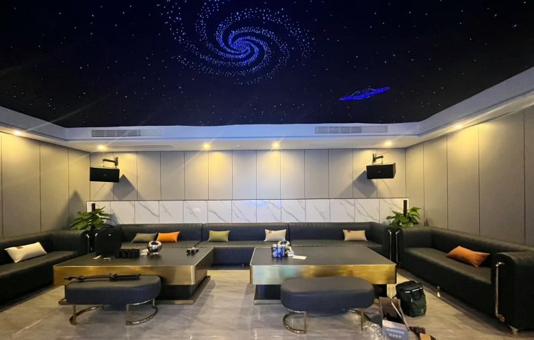 내부를 접대 공간으로 개조한 베이징의 주택. 최근 한 달 새 베이징 시내에 가라오케와 고급 주방을 설치한 주택이 늘었다. 과거 거물 기업인들의 전유물이었던 '비밀 식당'이 확산되고 있다./샤오훙수