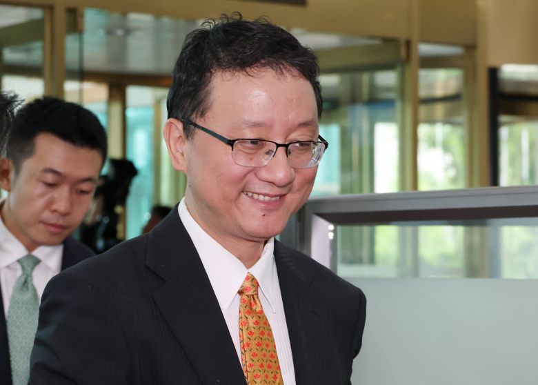 류진쑹 중국 외교부 아주국장이 2일 오전 서울 종로구 외교부로 들어오고 있다. 이날 류진쑹 아주국장은 현안 관련해 정병원 외교부 차관보를 예방했다. /뉴시즈