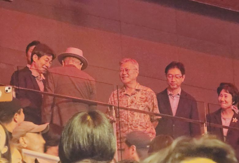 지난달 29일 방송인 김어준씨가 기획한 ‘더파워풀’ 콘서트 현장에 문재인(가운데) 전 대통령과 윤건영(왼쪽 끝) 더불어민주당 의원, 이재명 정부의 대통령 직속 지방시대위원장에 위촉된 김경수(오른쪽 끝) 전 경남지사가 서있다./소셜미디어