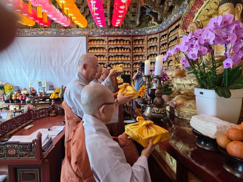 연관 스님 3주기 추모 법회에서 유고집 '마음의 노래, 주심부'를 부처님에게 봉헌하고 있다. /불광미디어