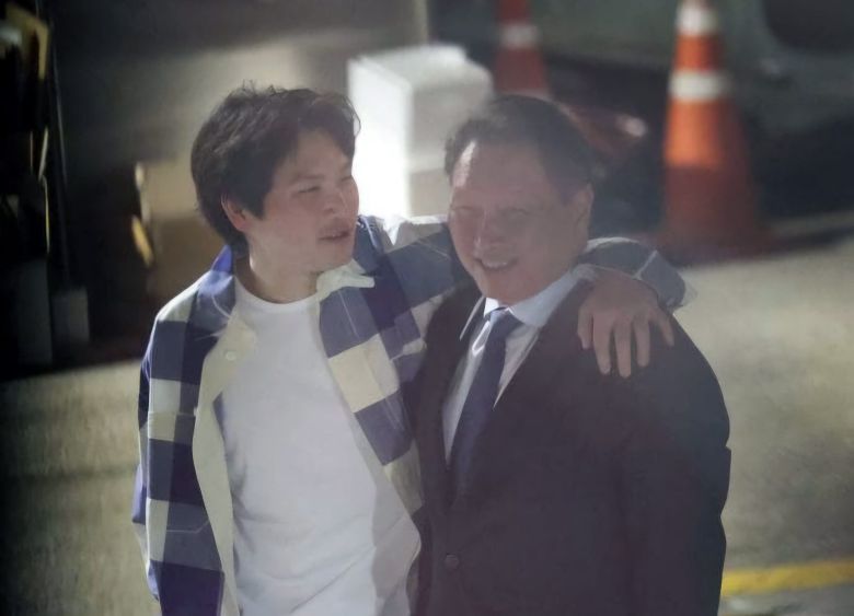 Chey Tae-won (right), chairman of SK Group, walks with his arm around his son, Chey In-keun, outside a restaurant in Seoul’s Gangnam District in June 2024./Online community