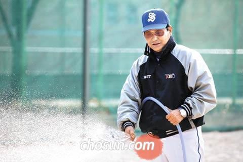 이광환 감독이 서울대 감독 시절 운동장에 물을 뿌리는 모습. /조선일보 DB