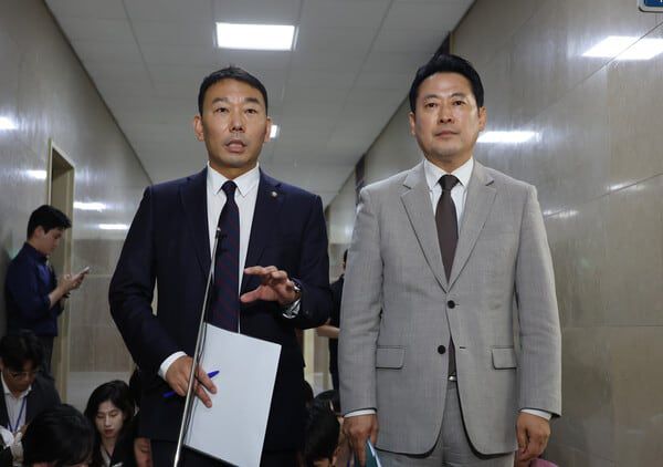 김용민 더불어민주당 법사위 간사와 장동혁 국민의힘 법사위 간사가 2일 서울 여의도 국회에서 상법 개정 관련 논의를 마친 뒤 기자들에게 브리핑을 하고 있다./뉴시스