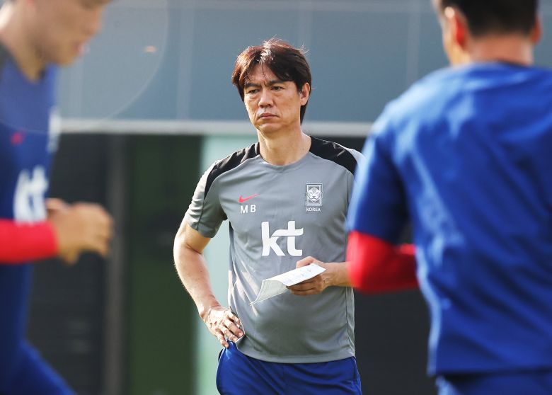 동아시안컵 출전을 앞둔 축구 대표팀 홍명보 감독이 3일 성남종합운동장에서 선수들 훈련을 지켜보고 있다. /연합뉴스