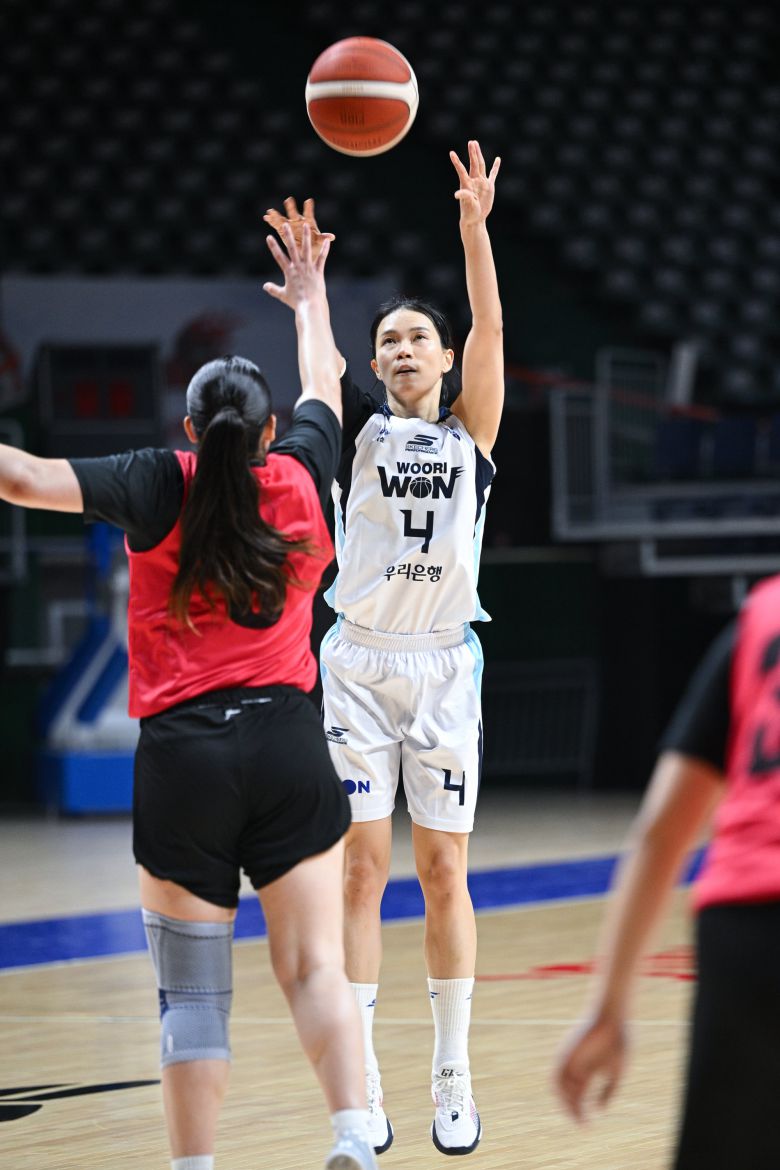 우리은행의 김예진이 3일 싱가포르 대표팀과의 WKBL 퓨처스리그 B조 경기에서 슛을 시도하고 있다.  /WKBL