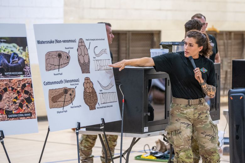 파충류팀 소속 교관인 줄리앤느 잭슨 하사가 시민들에게 독사와 독이 없는 뱀을 구별하는 법을 그림을 곁들여서 설명하고 있다./미 육군