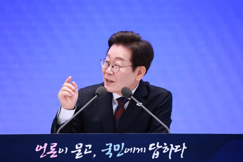 이재명 대통령이 3일 오전 청와대 영빈관에서 열린 ‘대통령의 30일, 언론이 묻고 국민에게 답하다’ 기자회견에서 기자의 질의에 답하고 있다. /연합뉴스