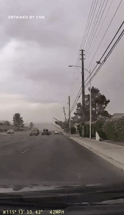 미국 라스베이거스에서 최대 시속 112km의 강풍이 불면서 전봇대 60여개가 연쇄 붕괴되는 사고가 발생하면서 일대 혼란이 빚어졌다. /CNN