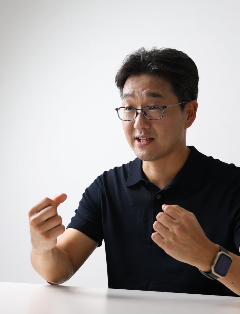 2일 오후 서울 강남의 강의실에서 홍콩과기대 경제학부 임우영 교수가 서울대 경제학부 교수 유출과 경제학 위기에 관해 이야기하고 있다. / 고운호 기자