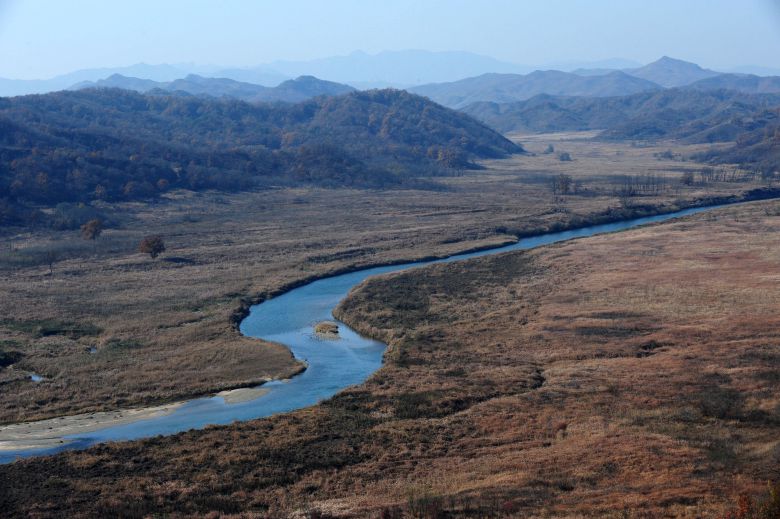 2010년 6월 24일 경기도 연천지역 비무장지대를 가로지르는 사미천 모습./조선일보 DB