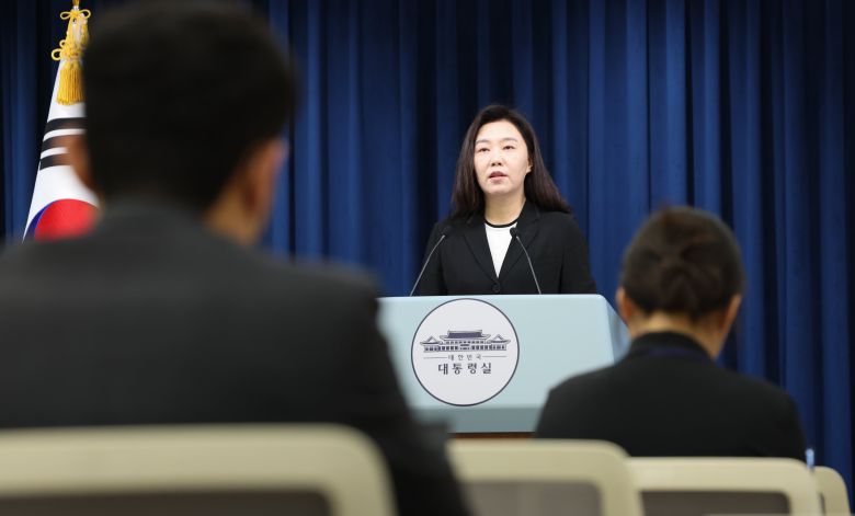 강유정 대통령실 대변인이 5일 서울 용산구 대통령실 청사에서 국무회의 관련 브리핑을 하고 있다./뉴스1