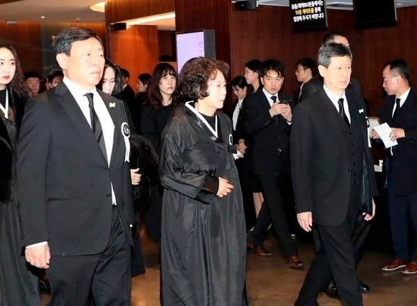 신동빈 롯데그룹 회장(앞줄 왼쪽부터), 신영자 전 롯데장학재단 이사장, 신동주 SDJ코퍼레이션 회장(전 일본 롯데홀딩스 부회장)이 2020년 1월 22일 서울 송파구 롯데월드타워에서 열린 고 신격호 롯데그룹 명예회장의 영결식에 입장하고 있다./연합뉴스