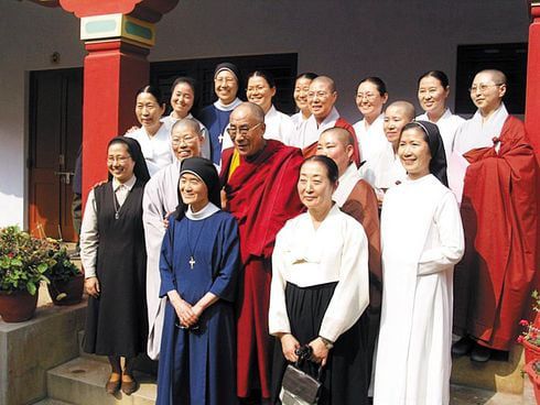 달라이 라마가 2006년 인도 바라나시에서 한국의 불교 비구니, 원불교 교무.천주교·성공회 수녀 등 삼소회 회원들을 만나 기념 촬영을 하고 있다./김한수 기자